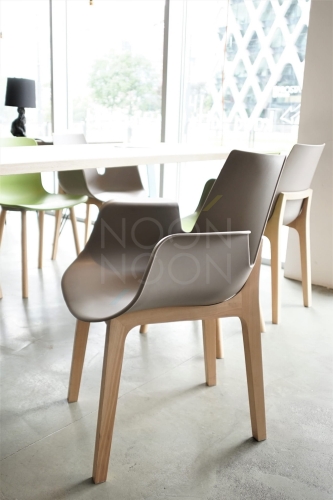 Brązowe krzesło z podłokietnikami K7