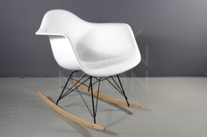 Biały fotel bujany Eames RAR // K12 