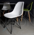 Białe krzesło z metalowymi nogami Eames DSR K3