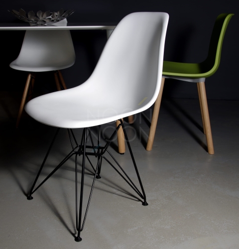 Białe krzesło z metalowymi nogami Eames DSR K3