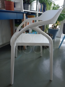 Designerskie białe krzesło z podłokietnikami // K9 