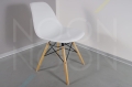 Białe krzesło Eames DSW K2