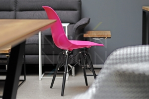 Różowe krzesło Eames DSW // K2